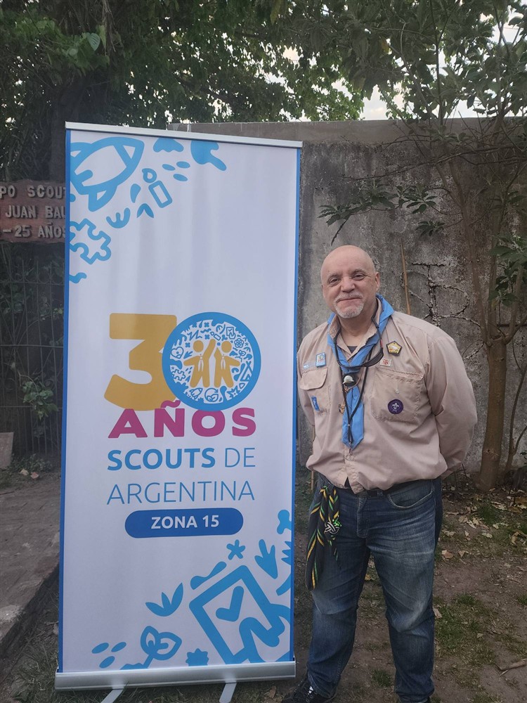 Junto al cartel de los 30 años de Scouts de Argentina, Zona 15
